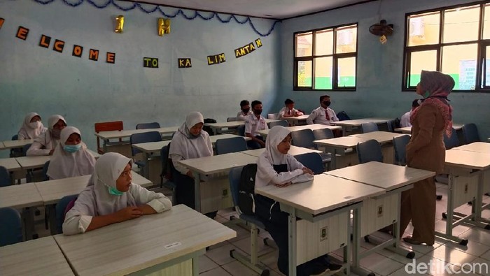 Salah satu SMP di Cilegon, Banten yang mulai memberlakukan sekolah tatap muka.