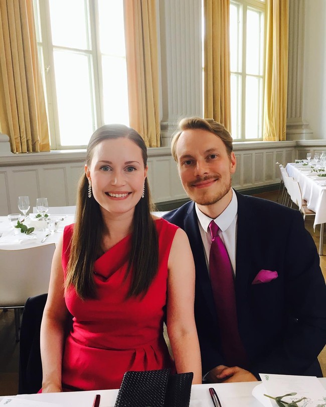 Kemarin kami telah mengucapkan janji masing-masing. Aku sangat senang dan bersyukur aku bisa berbagai hidupku dengan pria yang aku cintai. Kami telah melihat dan menjalani banyak hal bersama, berbagi kebahagiaan dan kesedihan, dan mendukung satu sama lain saat masa-masa sulit dan diterpa badai.  Foto: Instagram @sanna marin