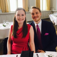 Kemarin kami telah mengucapkan janji masing-masing. Aku sangat senang dan bersyukur aku bisa berbagai hidupku dengan pria yang aku cintai. Kami telah melihat dan menjalani banyak hal bersama, berbagi kebahagiaan dan kesedihan, dan mendukung satu sama lain saat masa-masa sulit dan diterpa badai.  Foto: Instagram @sanna marin