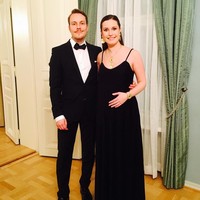 Hubungan Sanna dan Markus memang tidak bisa dibilang konvensional. Sejak kecil, Sanna sendiri sudah tumbuh di keluarga yang tidak biasa. Ia dibesarkan oleh ibu dan pasangan perempuan ibunya. Sanna pun merupakan orang pertama dalam keluarga yang kuliah di universitas. Foto: Instagram @sanna marin