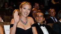 Ia terlihat begitu seksi dengan dress hitam pada acara Venice Film Festival di mana filmnya, Into The Skin, ditayangkan. Getty Images/Pascal Le Segretain