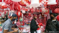 Pedagang memajang beragam jenis pernak-pernik berwarna merah putih.
