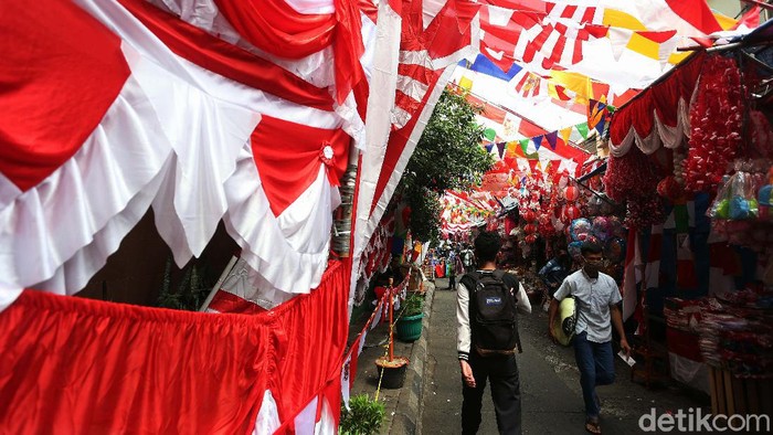 Semarak Merah Putih di Pasar Master Jatinegara HUT RI tinggal menghitung hari. Beragam kios penjual pernak-pernik HUT RI mulai memadati Pasar Master Jatinegara, Jakarta, Selasa (4/8/2020).