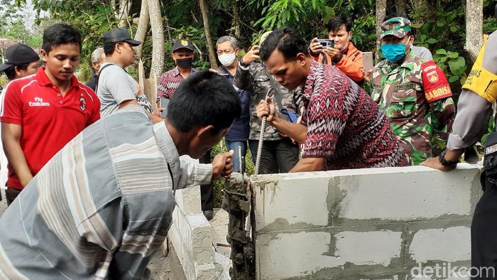 Sempat Ditutup Tembok, Jalan Desa di Sragen Akhirnya Dibongkar Jalan desa yang berada di kawasan Sragen sempat ramai diperbincangkan karena ditutup tembok. Kini tembok itu diketahui telah dibongkar.