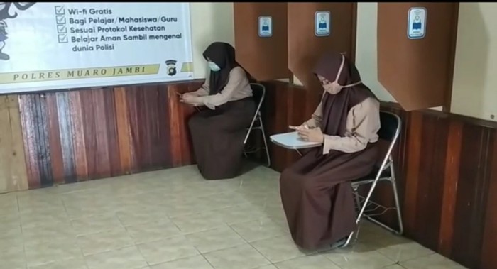 Siswa di Jambi belajar dari kantor polisi (Ferdi Almunanda-detikcom)
