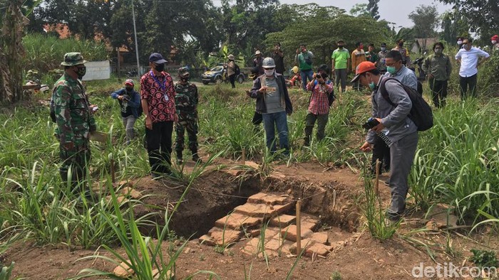 Ekskavasi Situs Kumitir di Kabupaten Mojokerto digelar dalam skala besar selama satu bulan. Penggalian arkeologi yang menelan biaya lebih dari Rp 500 juta itu, ditargetkan mengungkap seluruh bagian talud yang mengelilingi situs pendarmaan Raja Singasari tersebut.