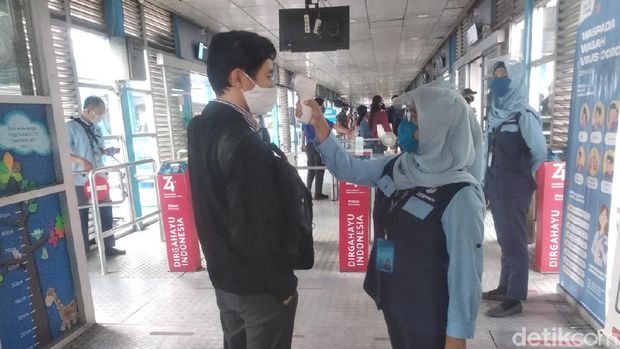 suasana di Halte TransJ Harmoni