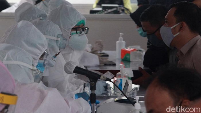 Pegawai KPU dan para jurnalis mengikuti tes Swab COVID-19 di halaman kantor pusat KPU, Jakarta, Selasa (4/8/2020).Tes tersebut diselenggarakan oleh KPU bekerjasama dengan Badan Intelijen Negara (BIN).