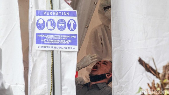 Suasana Tes Swab di KPU Pegawai KPU dan para jurnalis mengikuti tes Swab COVID-19 di halaman kantor pusat KPU, Jakarta, Selasa (4/8/2020).Tes tersebut diselenggarakan oleh KPU bekerjasama dengan Badan Intelijen Negara (BIN).