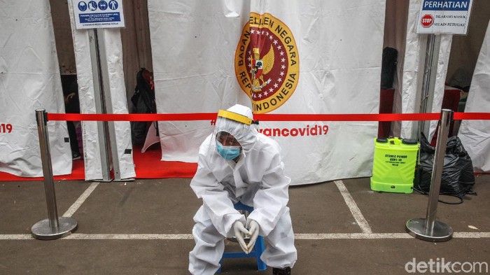 Suasana Tes Swab di KPU Pegawai KPU dan para jurnalis mengikuti tes Swab COVID-19 di halaman kantor pusat KPU, Jakarta, Selasa (4/8/2020).Tes tersebut diselenggarakan oleh KPU bekerjasama dengan Badan Intelijen Negara (BIN).