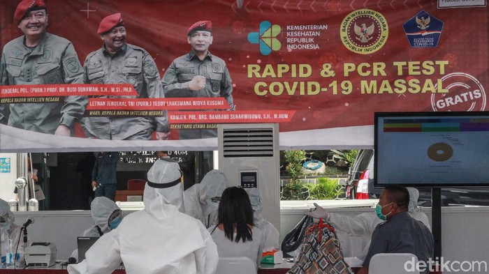 Suasana Tes Swab di KPU Pegawai KPU dan para jurnalis mengikuti tes Swab COVID-19 di halaman kantor pusat KPU, Jakarta, Selasa (4/8/2020).Tes tersebut diselenggarakan oleh KPU bekerjasama dengan Badan Intelijen Negara (BIN).