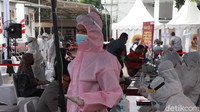 Tim medis mendata para peserta yang akan mengikuti tes swab COVID-19.
