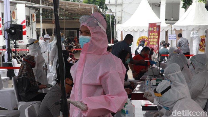 Suasana Tes Swab di KPU Pegawai KPU dan para jurnalis mengikuti tes Swab COVID-19 di halaman kantor pusat KPU, Jakarta, Selasa (4/8/2020).Tes tersebut diselenggarakan oleh KPU bekerjasama dengan Badan Intelijen Negara (BIN).