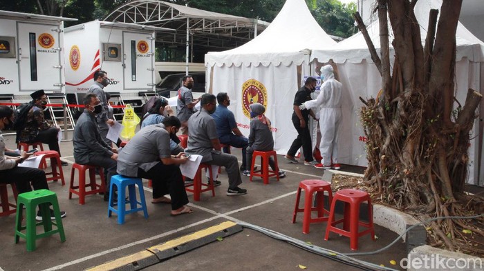 Pegawai KPU dan para jurnalis mengikuti tes Swab COVID-19 di halaman kantor pusat KPU, Jakarta, Selasa (4/8/2020).Tes tersebut diselenggarakan oleh KPU bekerjasama dengan Badan Intelijen Negara (BIN).