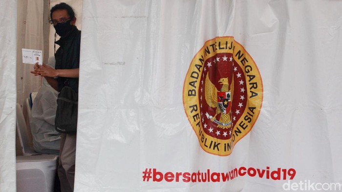 Suasana Tes Swab di KPU Pegawai KPU dan para jurnalis mengikuti tes Swab COVID-19 di halaman kantor pusat KPU, Jakarta, Selasa (4/8/2020).Tes tersebut diselenggarakan oleh KPU bekerjasama dengan Badan Intelijen Negara (BIN).