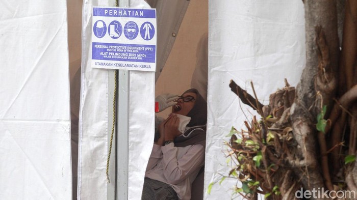 Suasana Tes Swab di KPU Pegawai KPU dan para jurnalis mengikuti tes Swab COVID-19 di halaman kantor pusat KPU, Jakarta, Selasa (4/8/2020).Tes tersebut diselenggarakan oleh KPU bekerjasama dengan Badan Intelijen Negara (BIN).