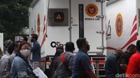 Nantinya sampel lendir akan diuji di laboratorium. 