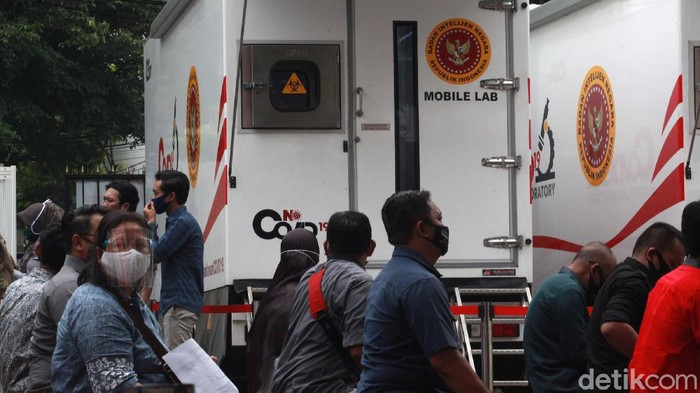 Suasana Tes Swab di KPU Pegawai KPU dan para jurnalis mengikuti tes Swab COVID-19 di halaman kantor pusat KPU, Jakarta, Selasa (4/8/2020).Tes tersebut diselenggarakan oleh KPU bekerjasama dengan Badan Intelijen Negara (BIN).