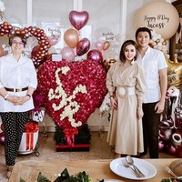 Syahrini yang setelah menikah jarang tampil di panggung memberikan potongan tumpeng ulang tahunnya pada sang ibu mertua, Reiko Barack. Tampak dalam perayaan kecil di rumah itu, ulang tahun Syahrini tetap terlihat meriah dengan berbagai dekorasi mulai dari bunga mawar dengan inisial namanya SYR dan berbagai balon berbentuk hati. Foto: Dok. Instagram @princessyahrini