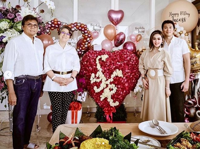 Penyanyi Syahrini berulang tahun yang ke-38 tepat pada 1 Agustus 2020. Sebuah perayaan pun digelar di rumahnya bersama Reino Barack dan kedua mertuanya, Rosano dan Reiko Barack. Foto: Dok. Instagram @princessyahrini