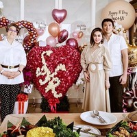 Penyanyi Syahrini berulang tahun yang ke-38 tepat pada 1 Agustus 2020. Sebuah perayaan pun digelar di rumahnya bersama Reino Barack dan kedua mertuanya, Rosano dan Reiko Barack. Foto: Dok. Instagram @princessyahrini