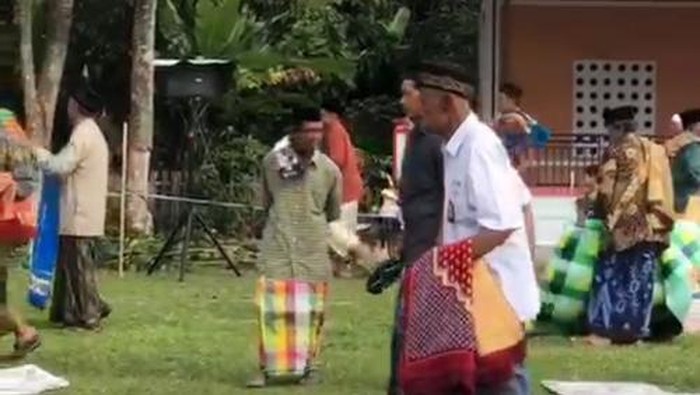 Tangkapan layar video viral Kakek Sakka salat Idul Adha menggunakan seragam SMA (dok. Istimewa).