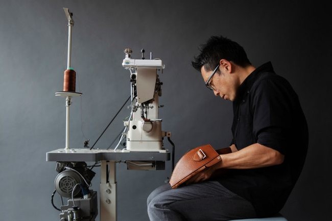 Yusuke merupakan penggemar berat semangka, oleh sebab itu dia menciptakan tas mewah yang dirancang khusus untuk membawa buah bulat dan berat itu. Foto: Dok. Tsuchiya Kaban