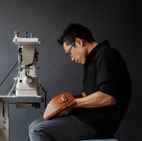 Yusuke merupakan penggemar berat semangka, oleh sebab itu dia menciptakan tas mewah yang dirancang khusus untuk membawa buah bulat dan berat itu. Foto: Dok. Tsuchiya Kaban