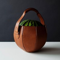 Proyek ini menggandeng sejumlah seniman yang memberi mereka kebebasan penuh untuk berkreasi dengan material kulit sebagai bahan utamanya. Foto: Dok. Tsuchiya Kaban