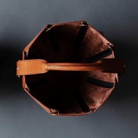 Tapi salah satu netizen menilai tas tersebut tidak terlalu berguna. Konyol dan sembrono. Tas untuk membawa semangka bisa terbuat dari bahan apa saja dan tidak harus menggunakan hewan mati, kritik netizen. Foto: Dok. Tsuchiya Kaban