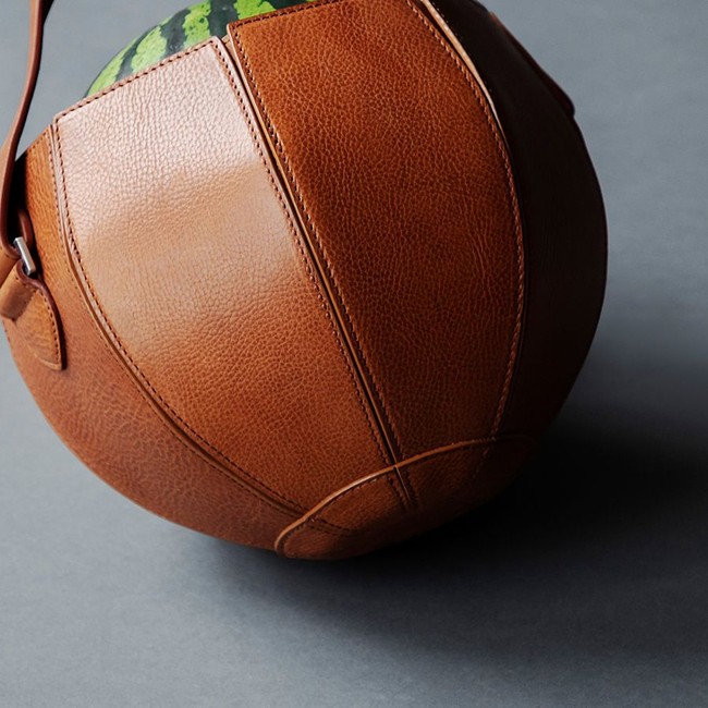 Adalah Yusuke Kadoi, perajin tas di balik aksesori yang diberi nama The Watermelon Bag. Tas terbuat dari bahan premium yakni kulit asli bertekstur Pebble. Foto: Dok. Tsuchiya Kaban