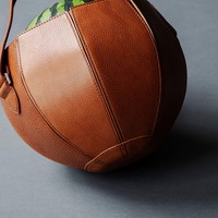 Adalah Yusuke Kadoi, perajin tas di balik aksesori yang diberi nama The Watermelon Bag. Tas terbuat dari bahan premium yakni kulit asli bertekstur Pebble. Foto: Dok. Tsuchiya Kaban