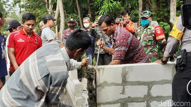 Tembok penutup akses jalan di Dukuh Ngledok, Desa Gading, Kecamatan Tanon, Sragen dibongkar