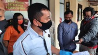 Diterangkan Deni, keempat korban tidak menolak saat mengetahui jika diajak menjadi PSK. Menurutnya hal itu dikarenakan desakan ekonomi. Sementara itu, dari pengakuan pelaku, dia baru seminggu menjadi muncikari. Sebelumnya, dia juga berprofesi sebagai PSK.