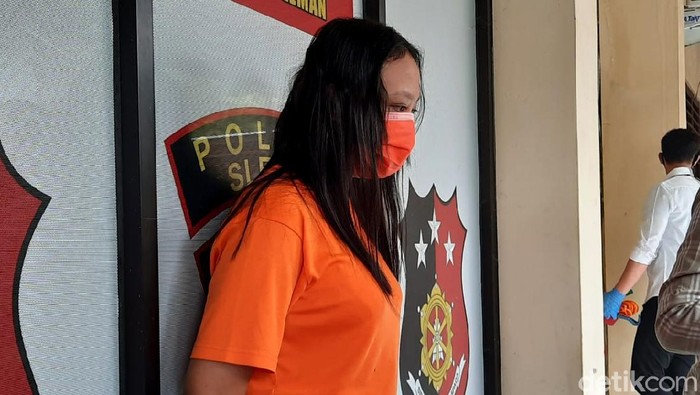 Terlalu! Mucikari Eks PSK Ini Jual ABG 16 Tahun Bisnis prostitusi online yang baru seminggu dijalankan perempuan bernama Siti Fatimah (23) berakhir. Ia ditangkap karena menjajakan anak di bawah umur.