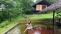 Di Instagramnya, Nicholas Saputra pamer kaki di kolam ikan koi. Tak heran, kolam tersebut ada di penginapan Terrario miliknya. Seperti ini wujud kolam tersebut. (Mega Anjasmoro/dTraveler)