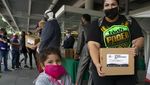 Aksi Bagi Paket Makanan Untuk Pegulat Bertopeng di Tengah Pandemi