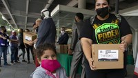 Seorang pegulat, Goya Kong, berfoto bersama putrinya setelah menerima paket makanan dari supermarket.  