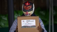Uniknya, ketika menerima paket makanan ini para pegulat tersebut mengenakan topeng yang biasa mereka pakai saat tampil.  