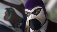 El Fantasma, Presiden Komisi Libre Lucha Meksiko dan sesama pegulat lainnya, Canek, mengobrol sebelum membagikan paket makanan yang disumbangkan oleh supermarket lokal.  