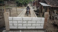Diketahui, sebelumnya salah satu jalan yang berada di Desa Gading, Tanon, Sragen, Jawa Tengah, itu sempat ditutup dengan tembok. ANTARA FOTO/Mohammad Ayudha