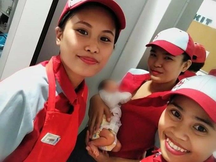 Wanita menyusui bayi