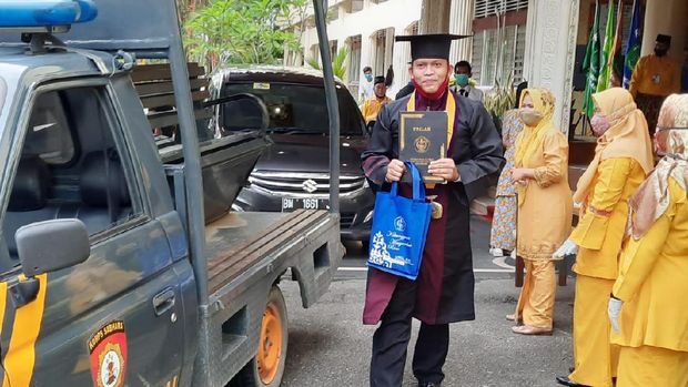 Wisudawan mengggunakan mobil patroli polisi di Unilak Pekanbaru
