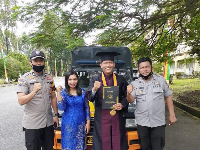 Wisudawan mengggunakan mobil patroli polisi di Unilak Pekanbaru