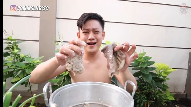 youtuber bikin bakso hidung babi