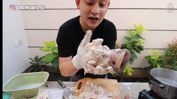 youtuber bikin bakso hidung babi