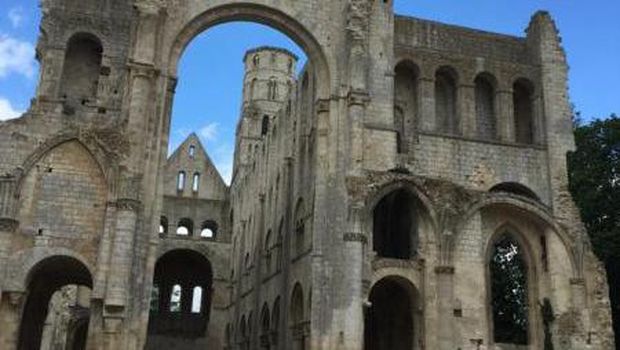 Reruntuhan biara di Normandie, Prancis.