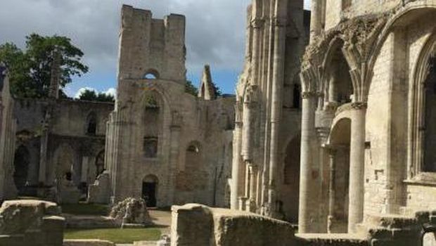 Reruntuhan biara di Normandie, Prancis.