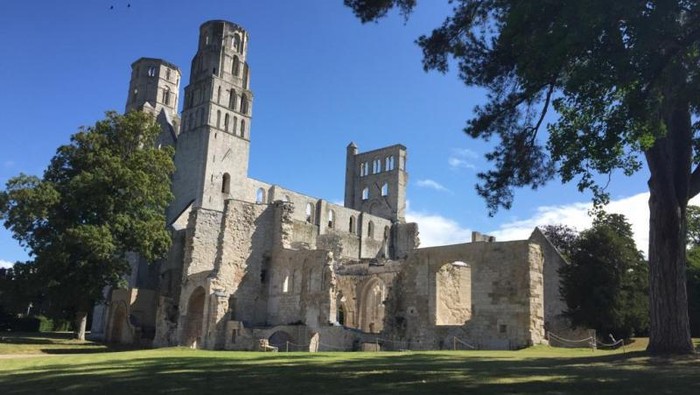 Reruntuhan biara di Normandie, Prancis.