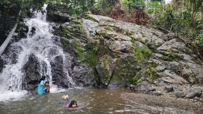 Air terjun mini di Aceh Jaya.